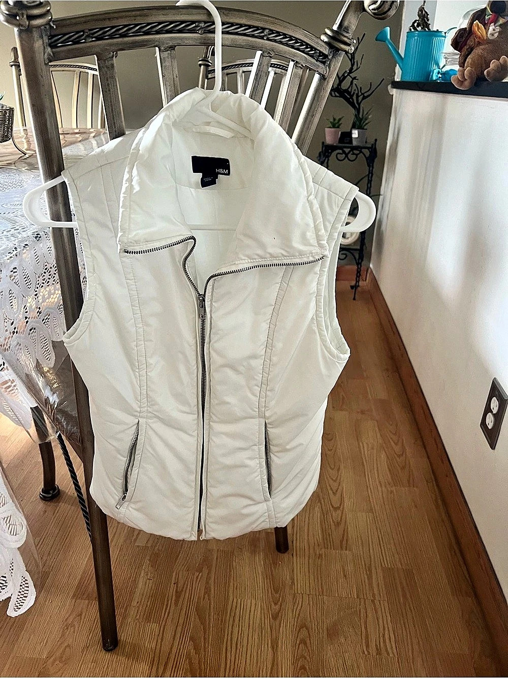H&M Quilted Vest in White, XS